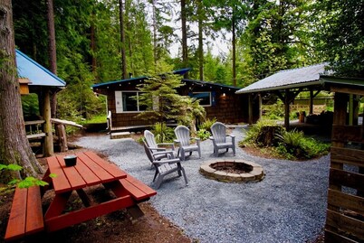 Rustic cabin, nestled in the trees, less than a mile to Mt. Rainier entrance.