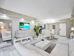 Smart TV - Cozy Ocean View Condo Beach Service 607 (Miami Beach)
