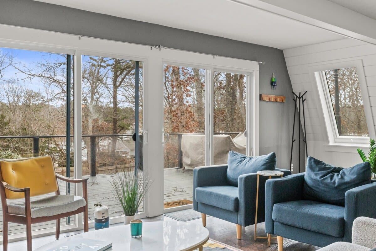 TV, DVD player, books, offices