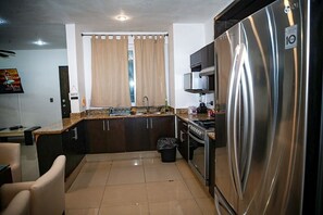 Luxury-Apartment | Eigene Küche | Großer Kühlschrank, Mikrowelle, Ofen, Herdplatte