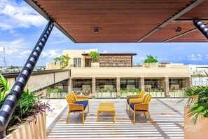 Terrace/patio - Stylish Playa Condo: Rooftop Pool, Gym, Near Beach (Playa del Carmen)