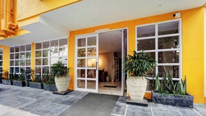 Vista frontal de la propiedad
