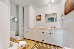 Secador de pelo, toallas