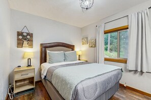 3 soverom, skrivebord, strykejern/-brett og internettilgang