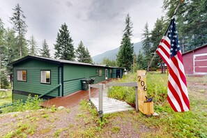 Exterior - Mountain view retreat with deck, private hot tub, washers & dryers, firepit (Hungry Horse)