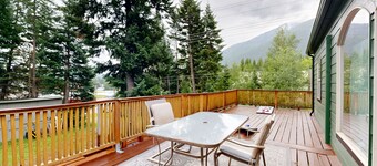 Mountain view retreat with deck, private hot tub, washers & dryers, firepit