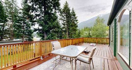 Mountain view retreat with deck, private hot tub, washers & dryers, firepit