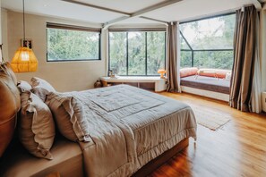 3 bedrooms, desk, travel crib, WiFi - Luxe River Gorge Villa w/ Glass Rooftop Pool (Ubud, Gianyar)