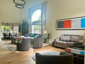 Smart TV, fireplace - Brand new remodeled home in Ketchum with spacious patio and hot tub (Ketchum)