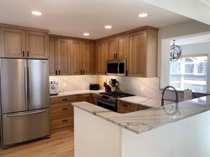 Fridge, microwave, oven, stovetop - Brand new remodeled home in Ketchum with spacious patio and hot tub (Ketchum)