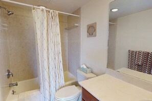 Séchoir à cheveux, serviettes fournies, shampooing