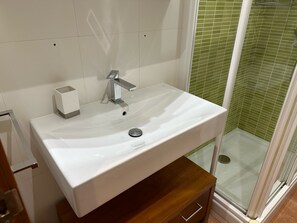 Ducha, bidé, toallas y papel higiénico