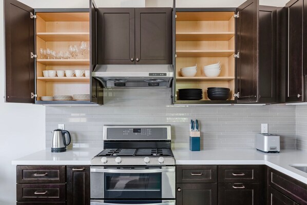 ثلاجة، ميكروويف، فرن، غسالة أطباق