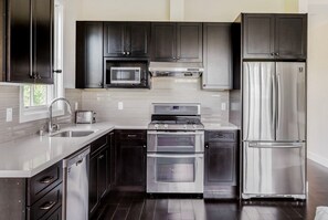 ثلاجة، ميكروويف، فرن، موقد طهي مسطح