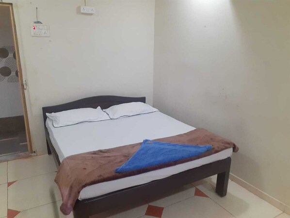 Standard Double Room | Free WiFi - OYO 810384 Swagat Resort (Vasai)