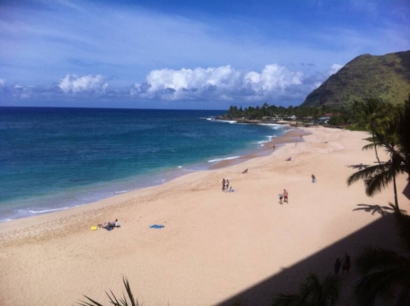 En la playa, camastros y toallas de playa