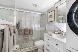 淋浴设施、吹风机、毛巾