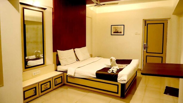 Deluxe Room, Garden View | Meja, ruang kerja komputer riba, Wi-fi percuma 