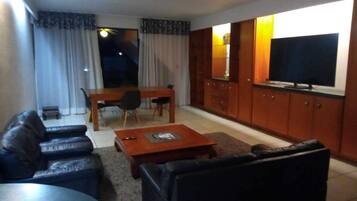 Apartamento Confort | Zona de estar | Una televisión de pantalla plana