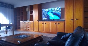 Departamento Confort | Área de sala de estar | Televisión de pantalla plana 