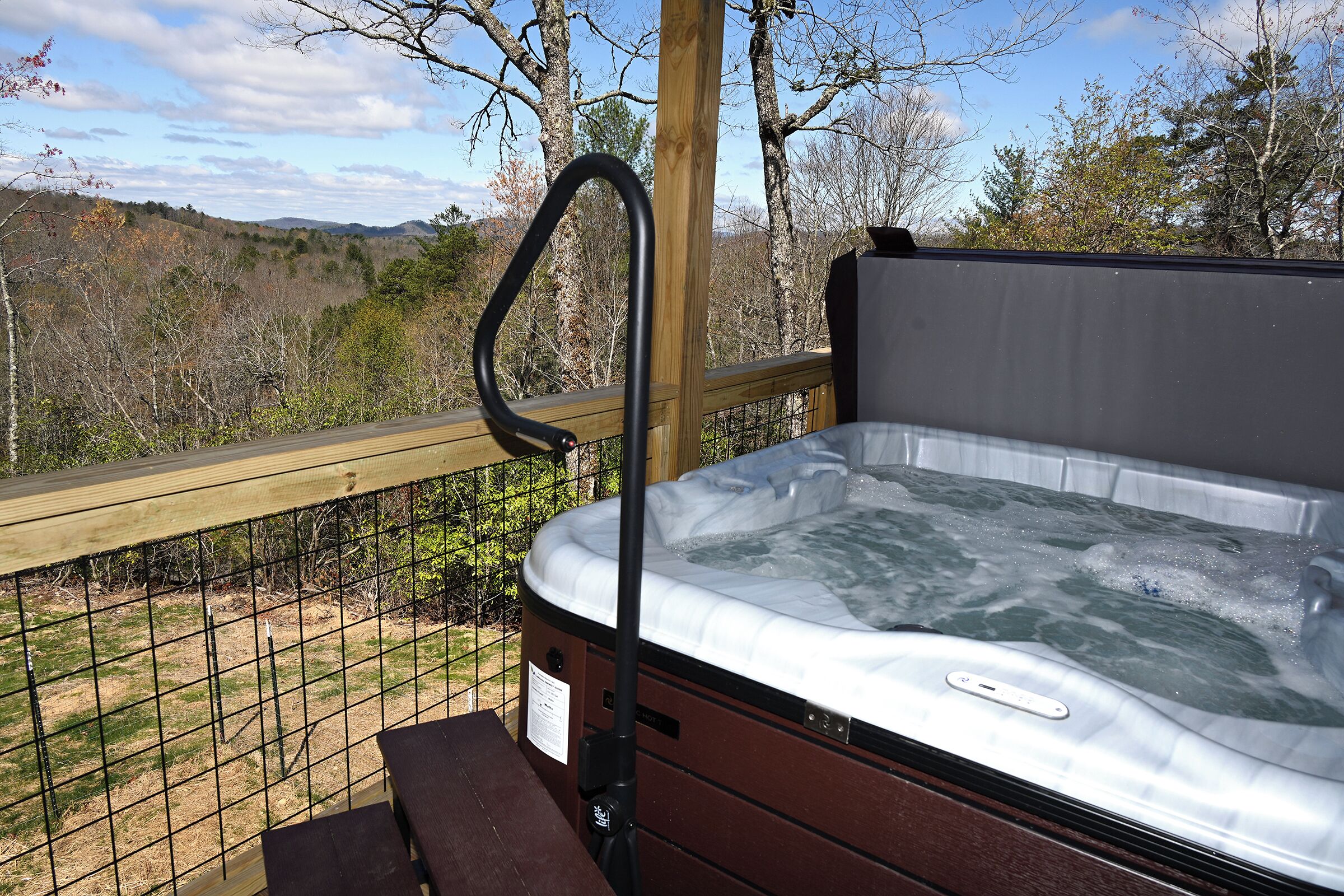 *BRAND NEW* Mountain View Cabin close to the Folk School with Gas Fire Pit & Hot Tub