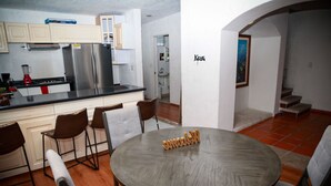 Een moderne keuken met een eethoek.