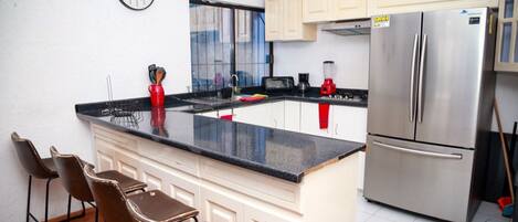 Refrigerador con congelador, microondas, horno y lavavajillas