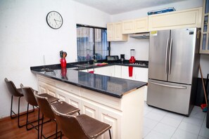 Full-sized fridge, microwave, oven, dishwasher - Casa en el centro Cancún cerca mercado 28 (Cancun)