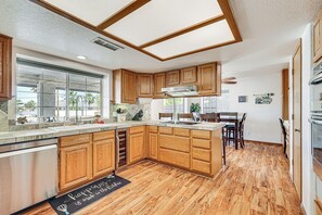 Fridge, microwave, oven, stovetop - Saltwater Pool & Patios: Lake Havasu City Home! (Lake Havasu City)