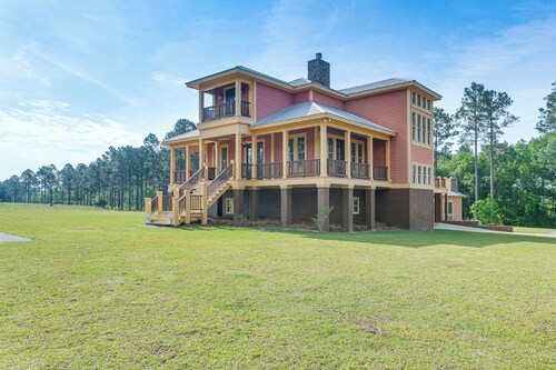 7 Mi to Downtown Fitzgerald: Spacious Home w/ Deck