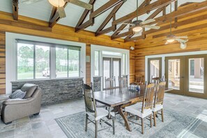 Dining - 7 Mi to Downtown Fitzgerald: Spacious Home w/ Deck (Fitzgerald)