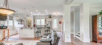 7 Mi to Downtown Fitzgerald: Spacious Home w/ Deck