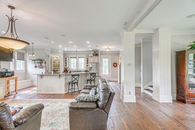 7 Mi to Downtown Fitzgerald: Spacious Home w/ Deck