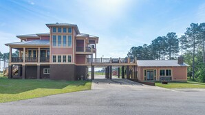 Un edificio de varios pisos con un paseo techado que une dos secciones.