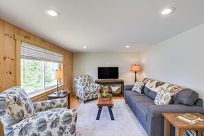 TV, books - Steps to Lake Access! Eastbrook Family Cabin (Eastbrook)