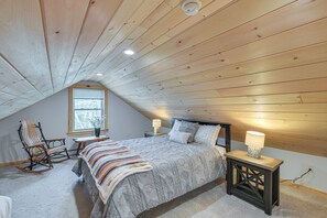 2 bedrooms, iron/ironing board, bed sheets - Steps to Lake Access! Eastbrook Family Cabin (Eastbrook)