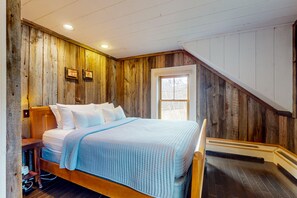 3 bedrooms, iron/ironing board, Internet, bed sheets - Sunny, dog-friendly home with a fenced yard, washer/dryer (Wallingford)