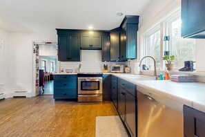 Fridge, microwave, oven, stovetop - Sunny, dog-friendly home with a fenced yard, washer/dryer (Wallingford)