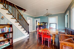 Dining - Sunny, dog-friendly home with a fenced yard, washer/dryer (Wallingford)