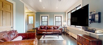 Sunny, dog-friendly home with a fenced yard, washer/dryer