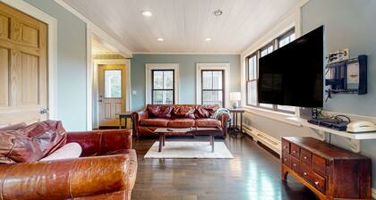 Sunny, dog-friendly home with a fenced yard, washer/dryer