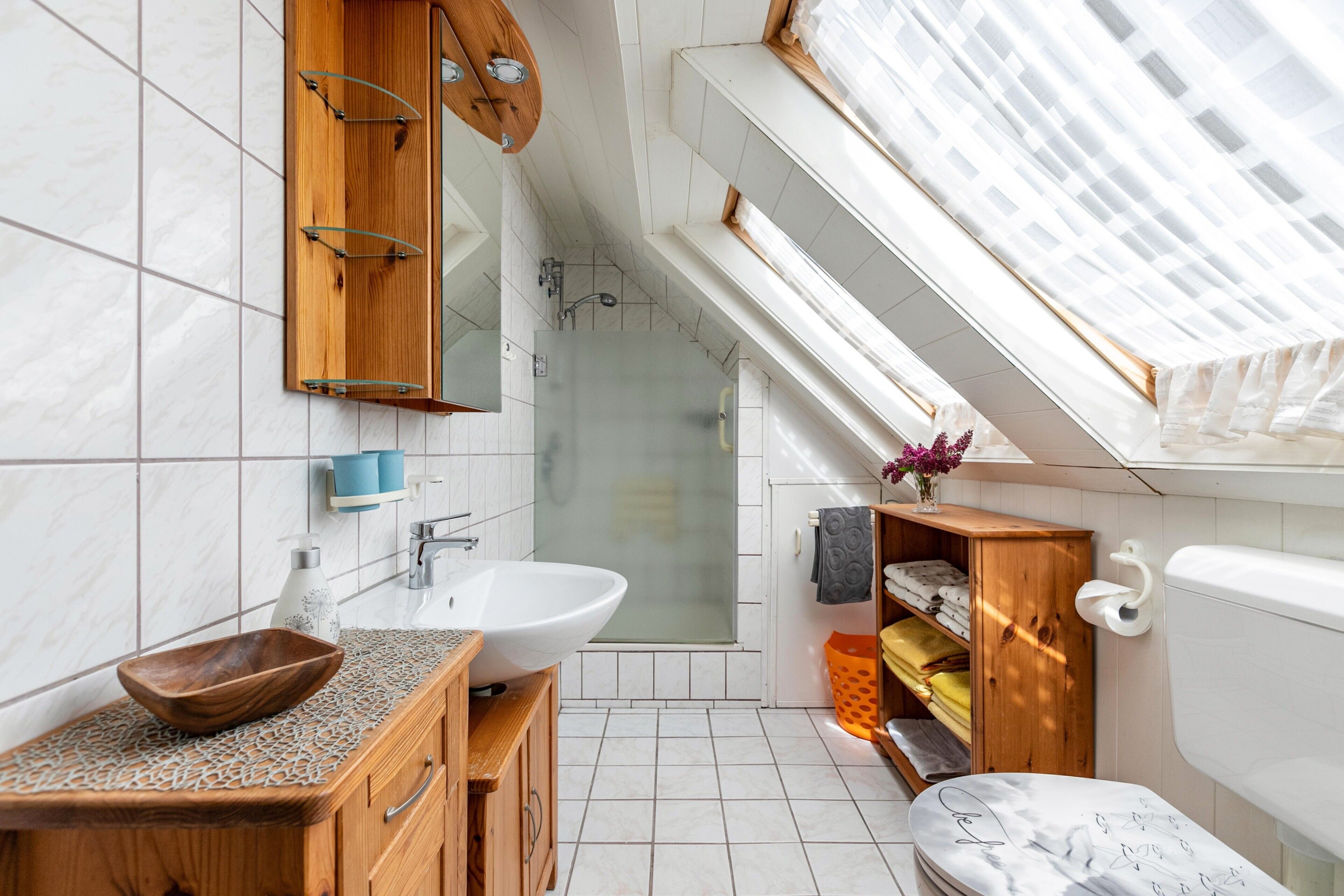 Shower, hair dryer, towels