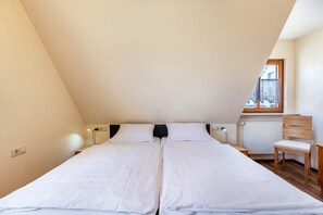 1 bedroom, free WiFi, bed sheets - Holiday Apartment "Dachspitz - Junges Wohnen" with Shared Garden & Wi-Fi (Unterkirnach)