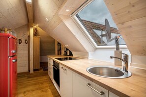 Frigorifero, microonde, forno, piano cottura