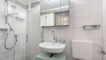 Dusche, Haartrockner, Handtücher