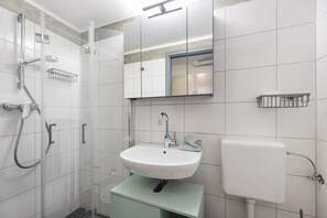 Dusj, hårføner og håndklær