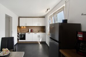Fridge, microwave, oven, stovetop - Apartment 'Goesmann' with Private Terrace and Wi-Fi (Zetel)