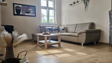 Een televisie en een stereo