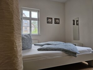 2 slaapkamers, een strijkplank/strijkijzer, gratis wifi, beddengoed