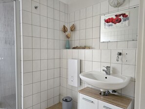 Shower, hair dryer, towels, toilet paper - Apartment 'African Style In Kleinwelka' with Shared Garden and Wi-Fi (Bautzen)